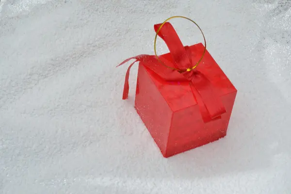 Caja roja con fondo de nieve —  Fotos de Stock