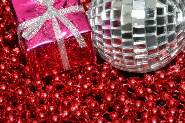 Silver bauble and christmas box on beads — Stock Photo, Image