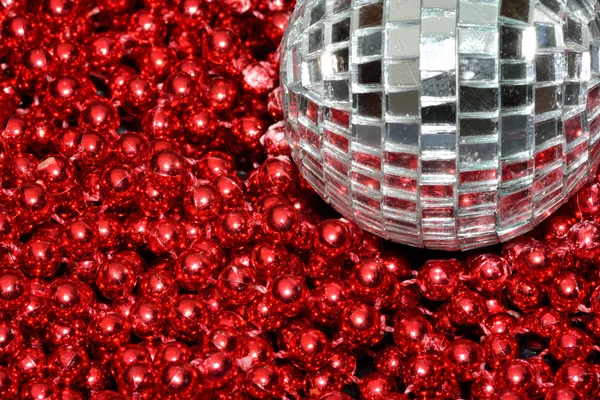 Perlas rojas de plata Bauble —  Fotos de Stock