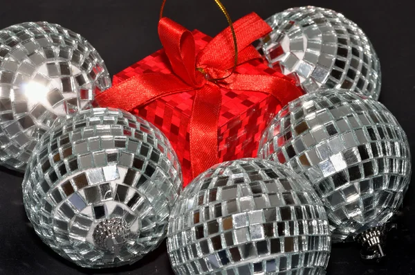 Zilveren kerstballen en rood vak — Stockfoto