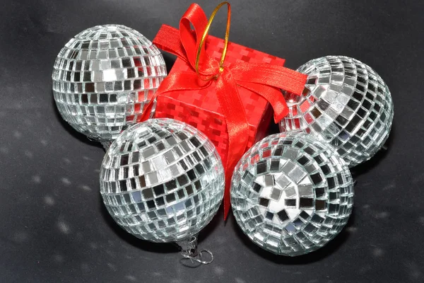 Balones de Navidad de plata y caja roja — Foto de Stock