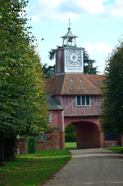 Gatehouse ve ağaçları ile masa saati — Stok fotoğraf