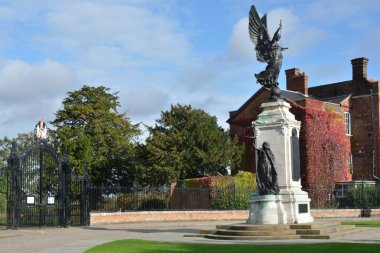 Colchester Savaş Anıtı ve park gates