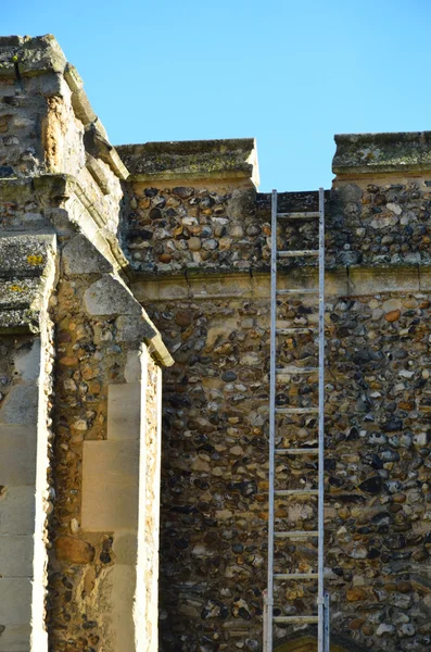 Ladder op kerk — Stockfoto