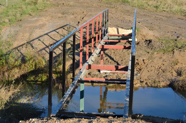 Kleine onvolledig voetgangersbrug over de stream — Stockfoto