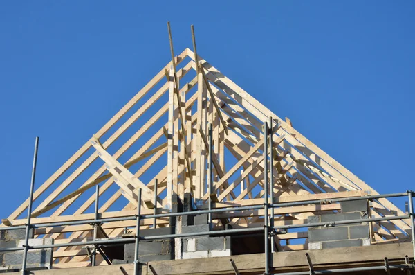 Holzspitzdach im Bau — Stockfoto