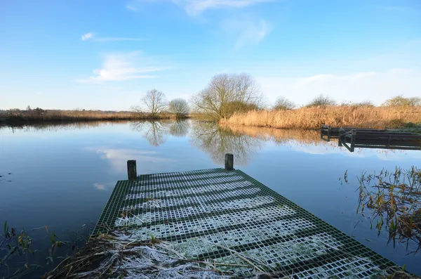 Plate-forme de pêche jetant dans la rivière — Photo