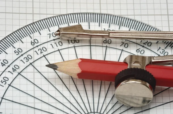 Protraktor dan kompas pada kertas grafik — Stok Foto