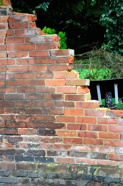 Broken brick wall — Stock Photo, Image