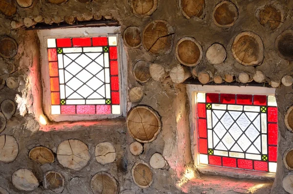 Twee kleine rode gebrandschilderde ramen — Stockfoto
