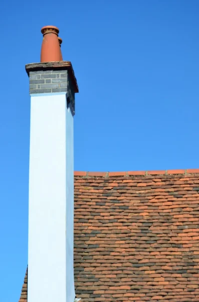 Chimenea azul y techo de baldosas —  Fotos de Stock