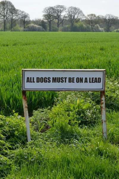 Dogs to be kept on lead sign