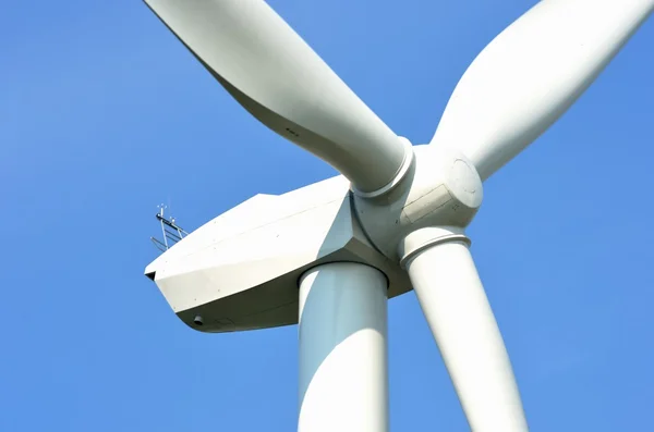 Perto da turbina eólica — Fotografia de Stock