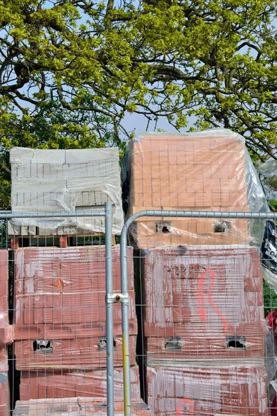 Pilhas de tijolos no canteiro de obras — Fotografia de Stock