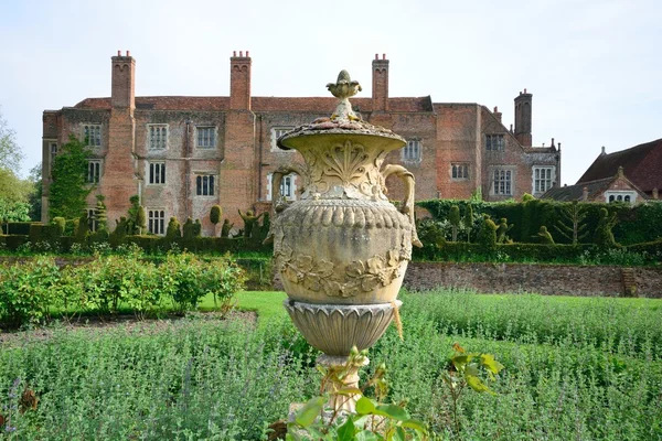 Maison de maître Tudor avec vase au premier plan — Photo