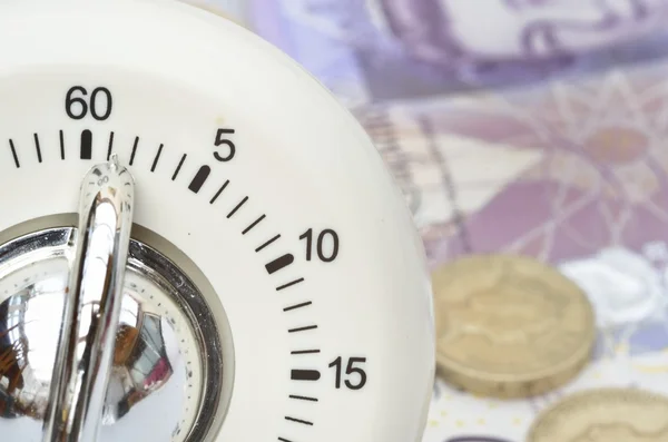 Timer met contant geld in achtergrond — Stockfoto