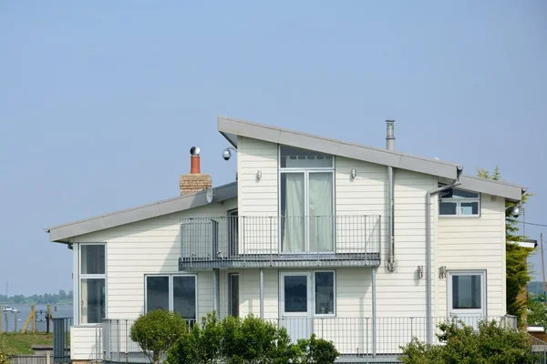 Stora vita kustnära hus — Stockfoto