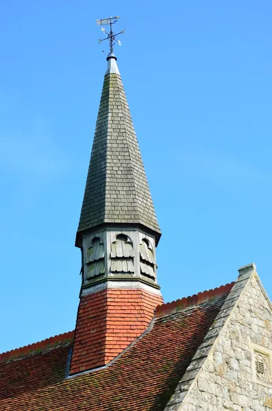 Chiesa parrocchiale campanile e tetto — Foto Stock