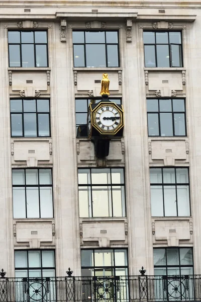 Relógio antigo urbano no edifício — Fotografia de Stock