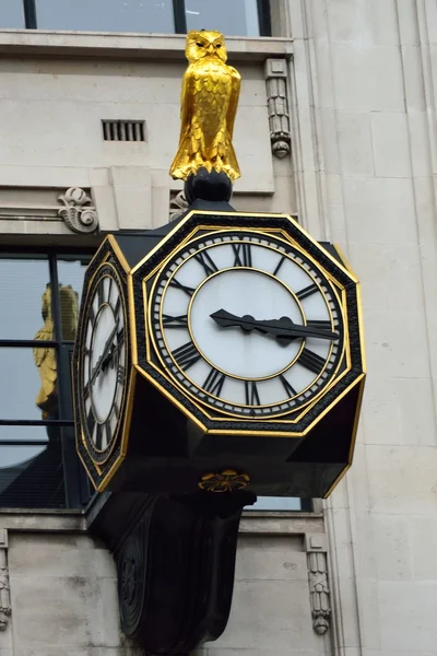 Reloj de la ciudad en primer plano — Foto de Stock