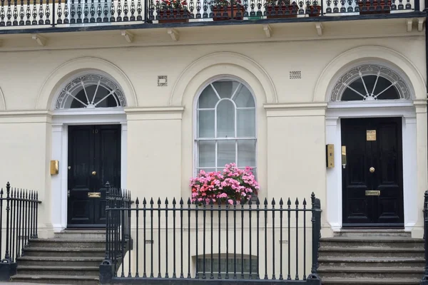 Deux maisons de ville en terrasses crème — Photo