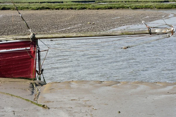 Bow of red boat with anchor — Stock Photo, Image