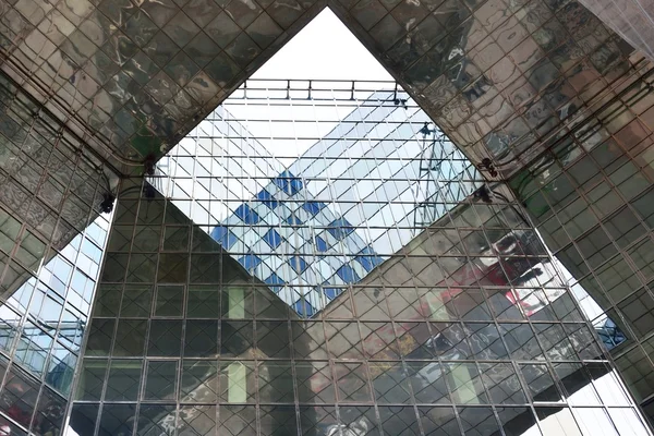 Riflessioni sull'edificio moderno — Foto Stock