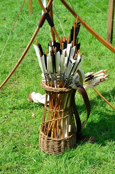 Scène de tir à l'arc avec arc et flèches — Photo