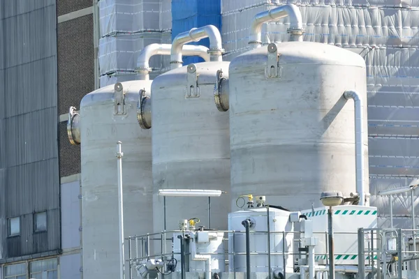 Três tanques de refrigeração da central eléctrica — Fotografia de Stock