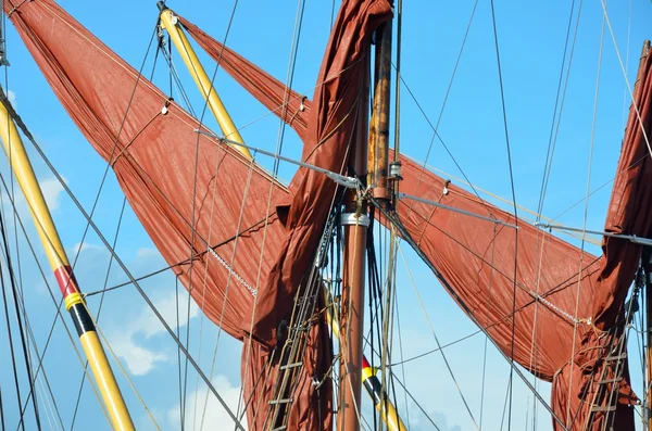 红色帆和桅杆 — 图库照片