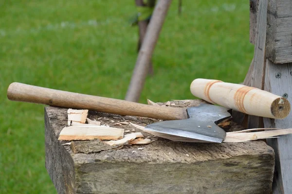 Snickare axe på huggkubben — Stockfoto