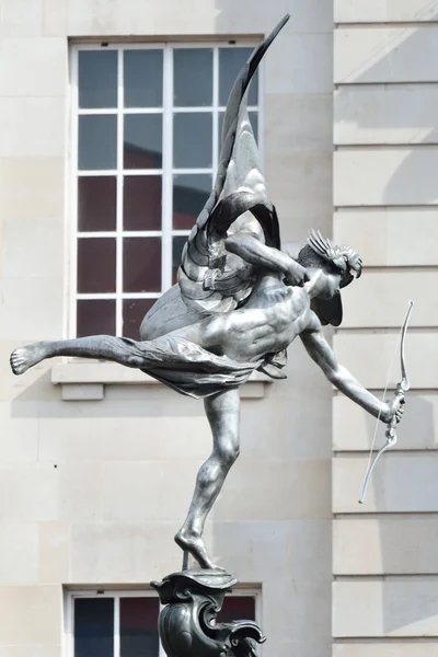 Eros-Statue mit Bauhintergrund — Stockfoto