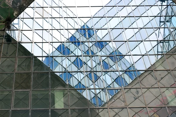 Reflexiones de oficina de acero y vidrio — Foto de Stock