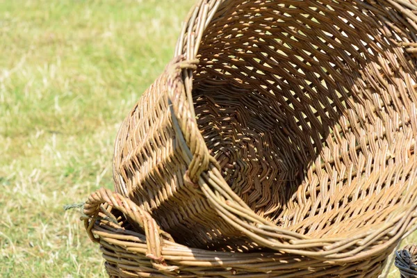 Leere Weidenkörbe auf dem Feld — Stockfoto