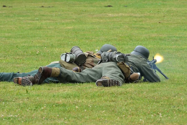 Two germans lying  with machine gun — Stock Photo, Image