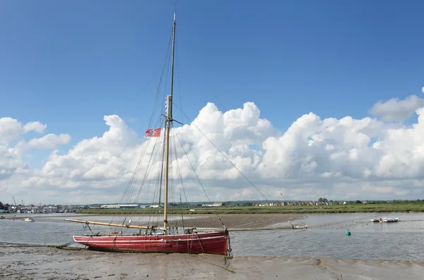 Красная лодка во время отлива — стоковое фото