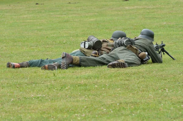 Deutsche Soldaten am Boden mit Maschinengewehr — Stockfoto