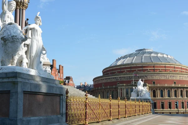 Estátuas e cerca de memorial com vista para Albert Hall — Fotografia de Stock