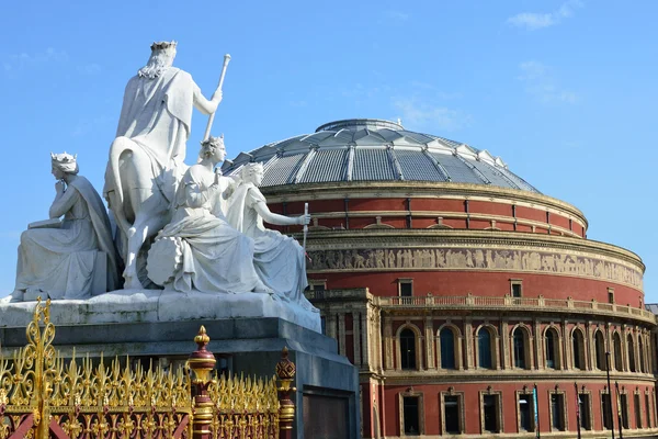 Estatua en el Albert Memorial con vistas a Albert Hall —  Fotos de Stock