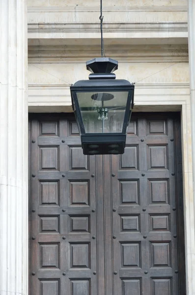 Закрытая дверь с большой лампой — стоковое фото
