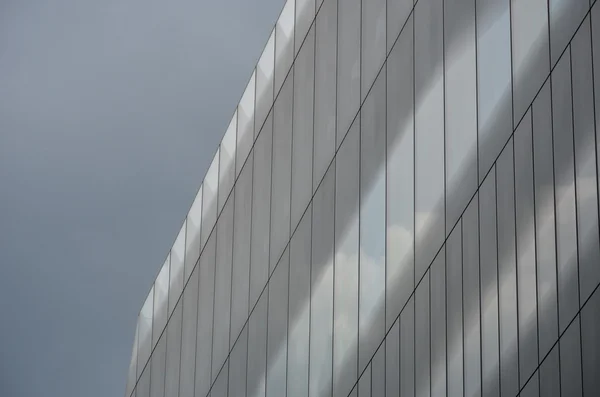 Kantoorgebouw met donkere wolk — Stockfoto