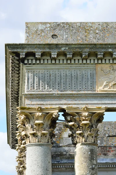 Esquina de columnas romanas en la parte superior — Foto de Stock