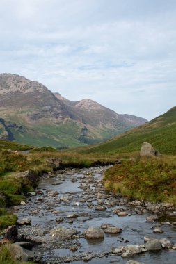 Cumbria Gölü bölgesindeki Honister Geçidi 'nde akarsu