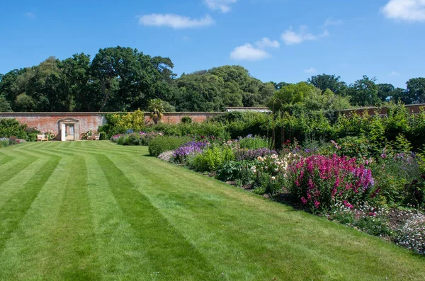 Jardin Clos Anglais Avec Fleurs Pelouse — Photo