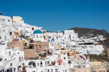 Oia şehri güneye bakıyor.