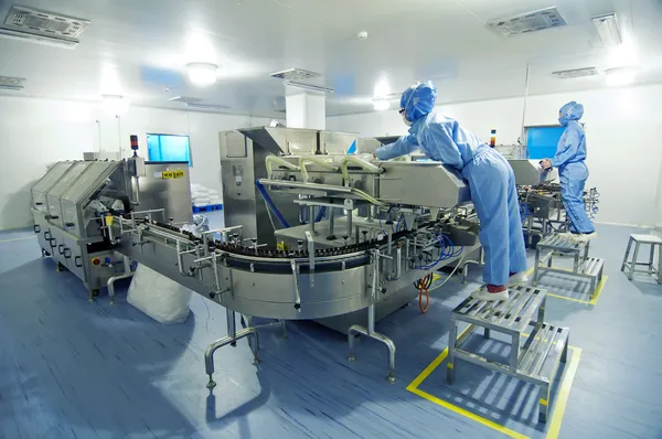 Cientista que trabalha num laboratório farmacêutico — Fotografia de Stock