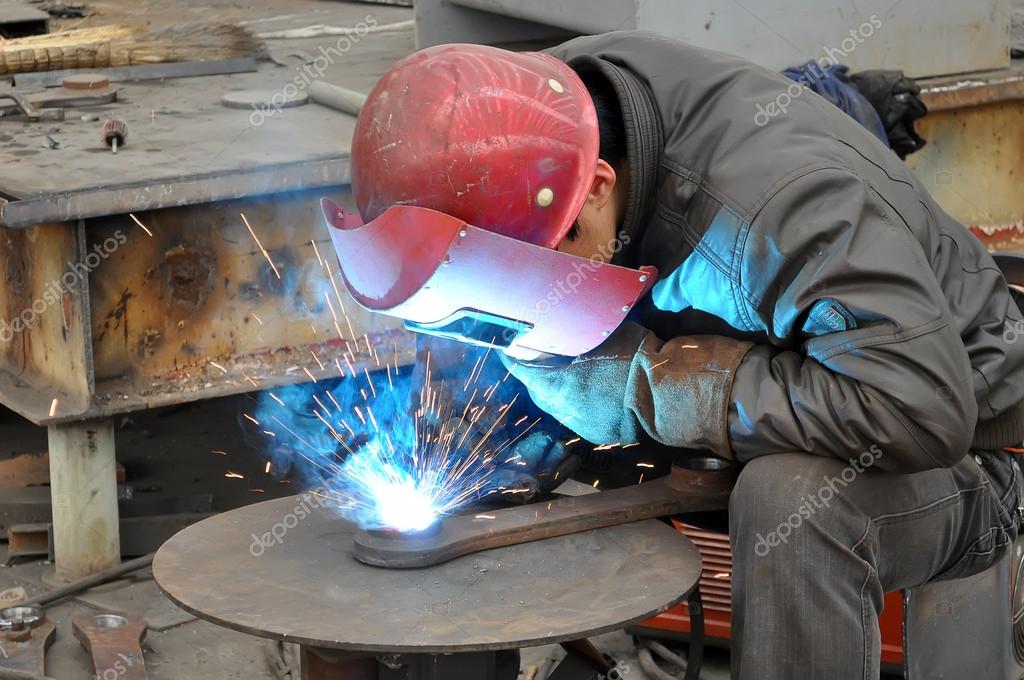 Найти электросварщиков. Электросварщик ручной дуговой сварки. Найти электросварщиков. Сварщик. Электросварщик ручной дуговой сварки.