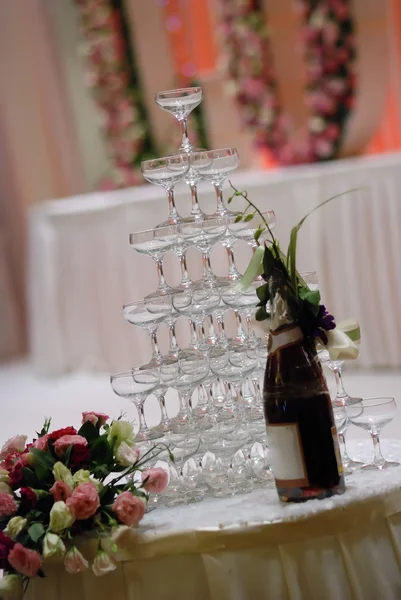 Esküvői pezsgő torony — Stock Fotó