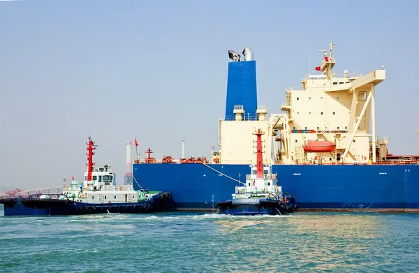 Oil tankers and tug — Stock Photo, Image