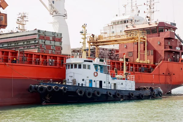 Olietankers en sleepboot — Stockfoto